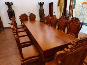 Bàn giao bộ bàn ăn nguyên khối gỗ hương đá tại Hà Nội
