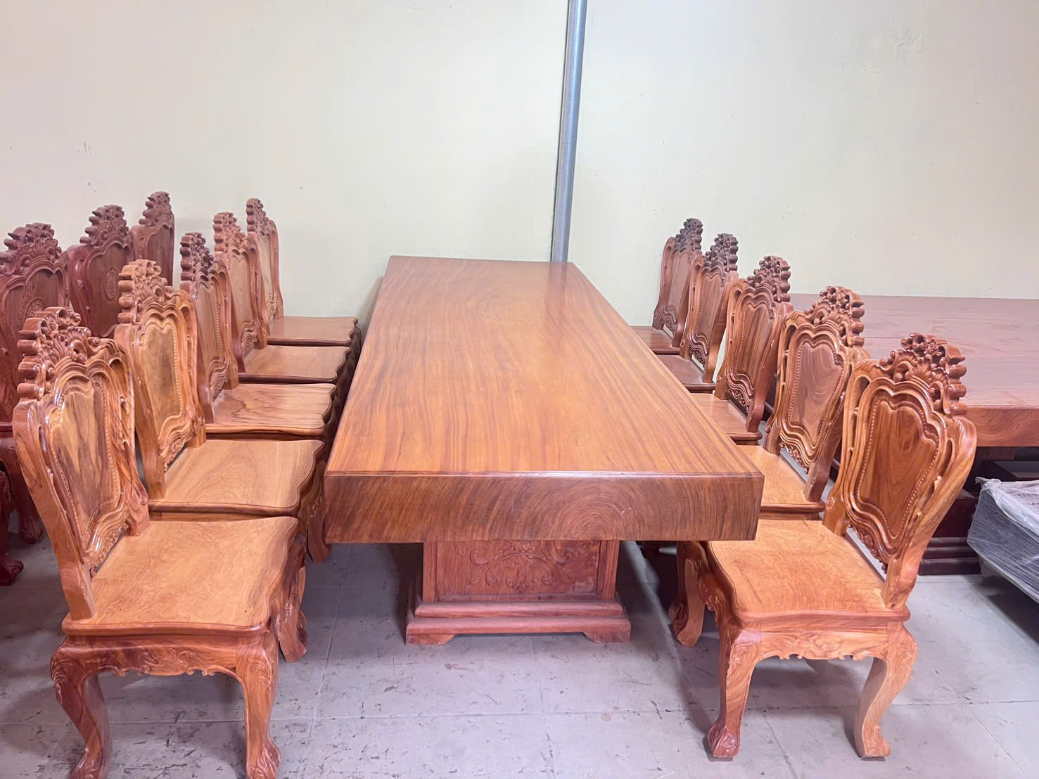Giao bộ bàn ăn gỗ gõ đỏ đẹp nhiều ghế